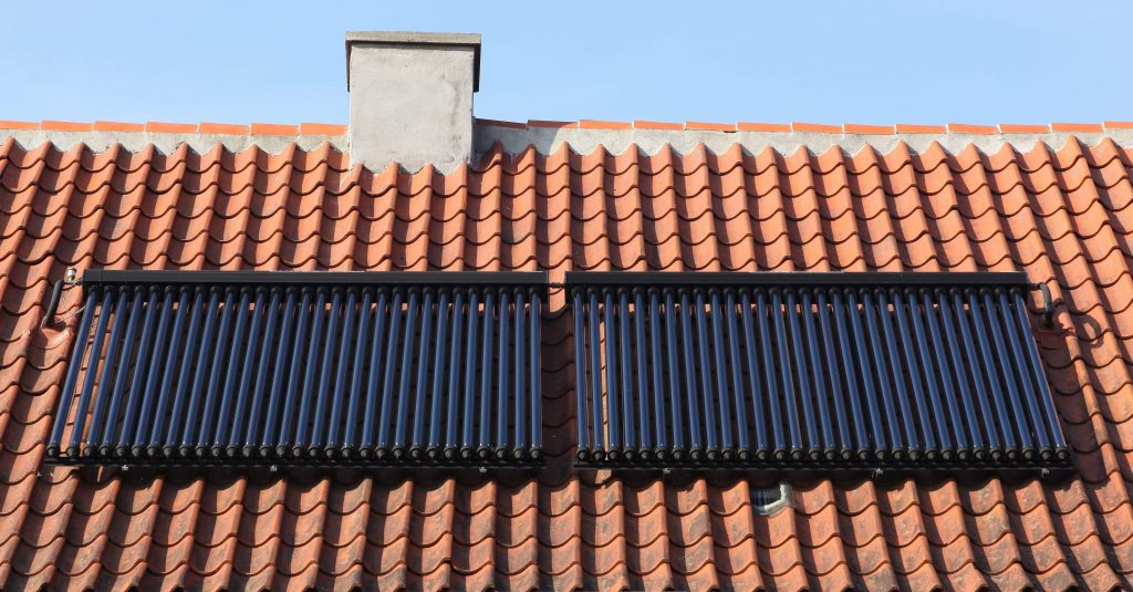 Solarthermie erzeugen grüne Wärme, indem Warmwasser aufbereitet wird, welches dann für die Heizung und als Trinkwasser genutzt werden kann 