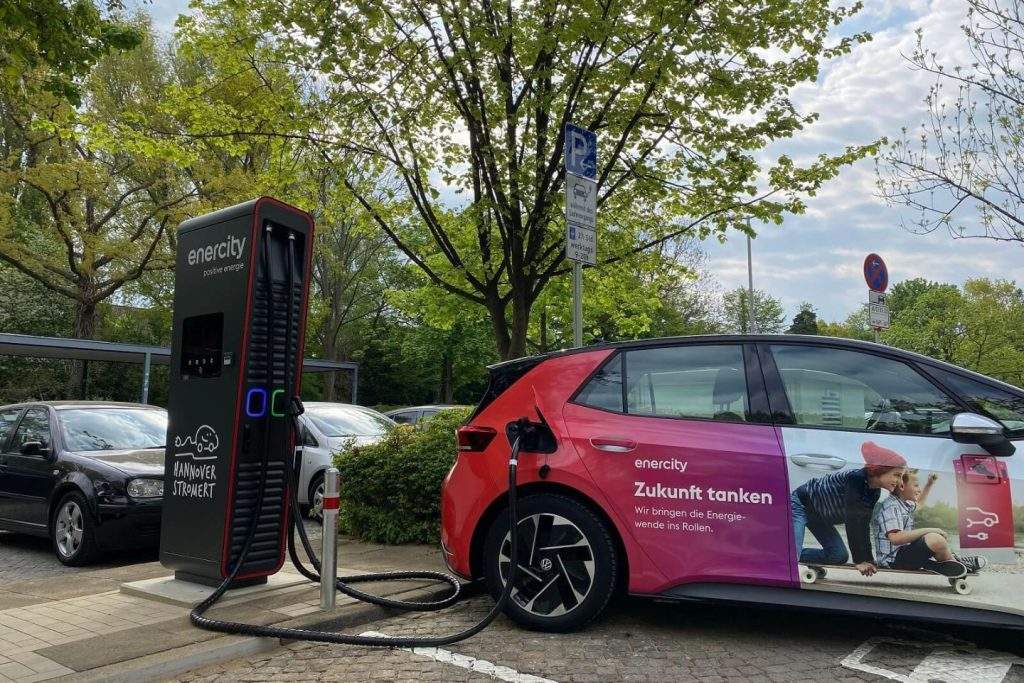Ein E-Auto von enercity tankt an einer Ladesäule des Stromanbieters in Hannover.