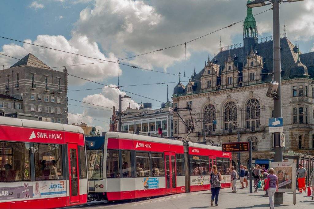 Die Tram fährt durch die Stadt Halle (Saale).